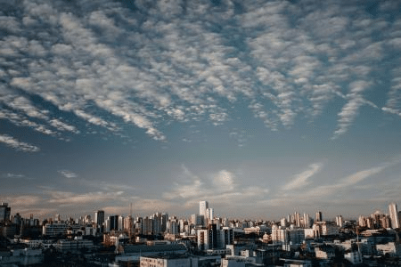 Como o clima de Curitiba afeta a estrutura das casas: o que vistoriar antes de comprar?