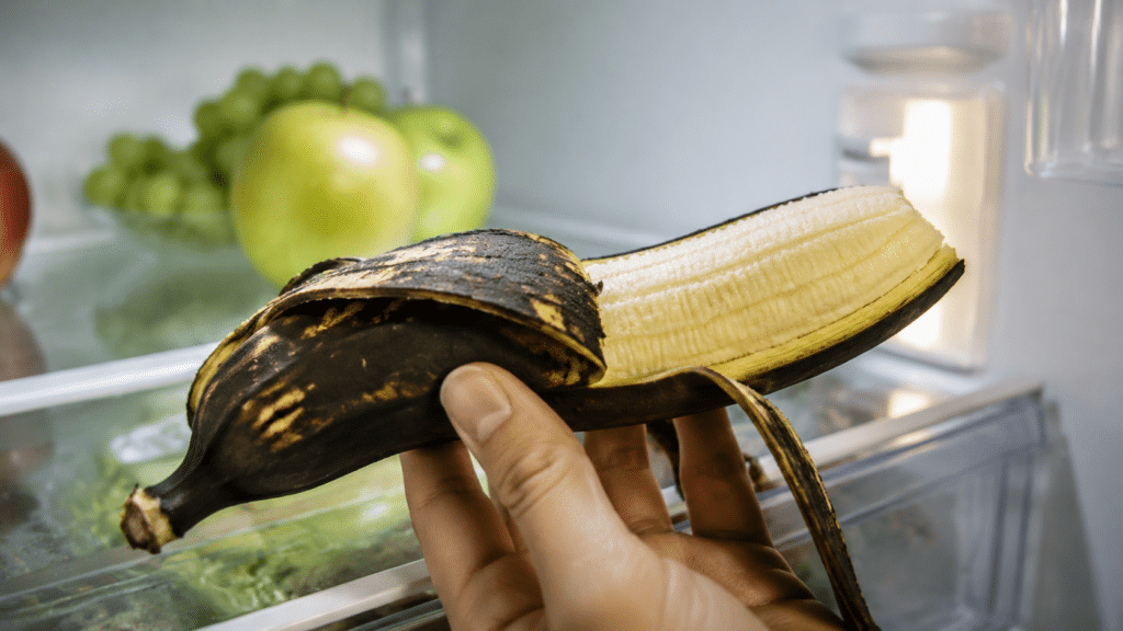 Banana preta na geladeira nem sempre significa fruta estragada