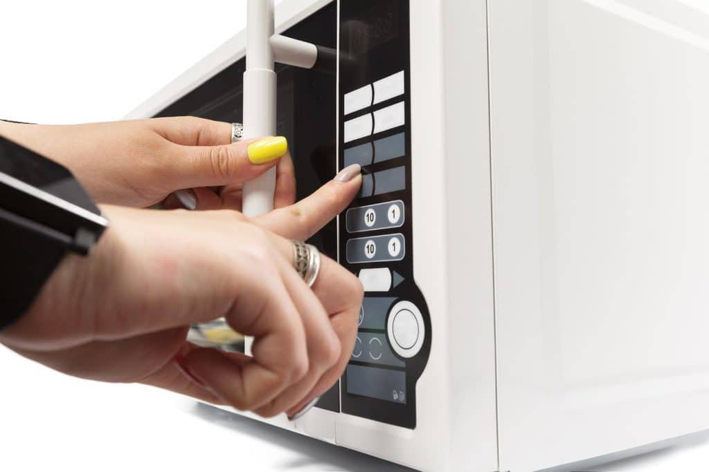 Micro-ondas liga mas não esquenta: causas e soluções