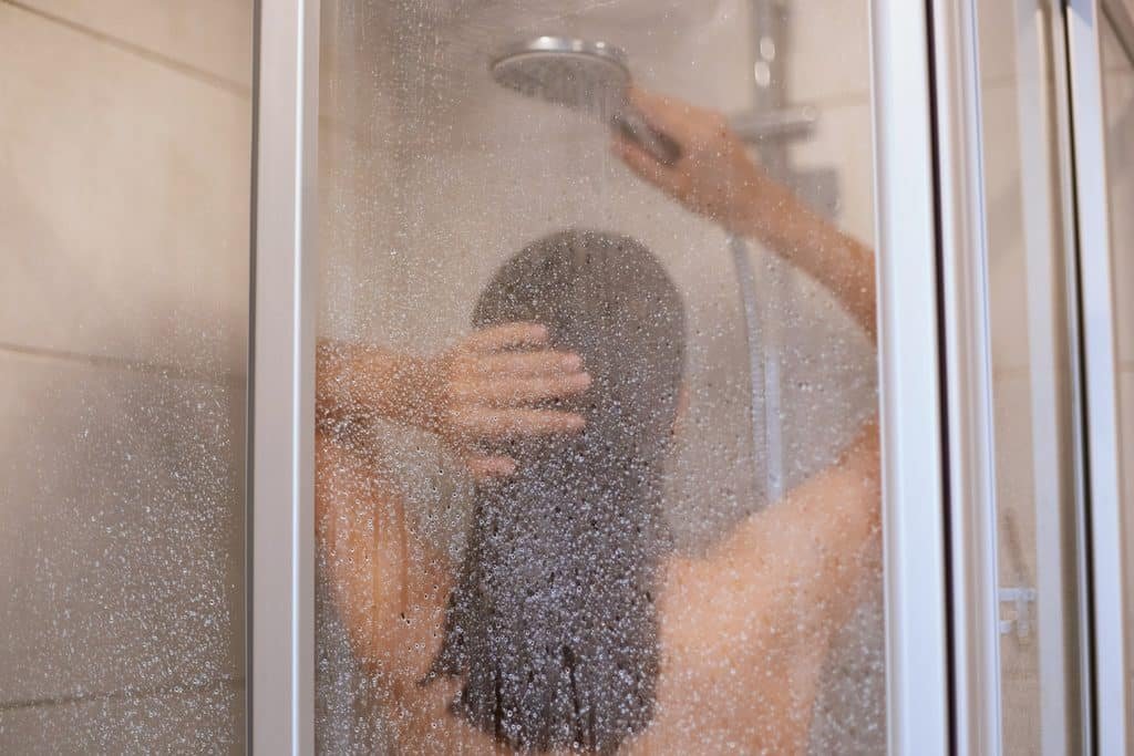 Chuveiro elétrico gasta quanto por mês? Saiba calcular