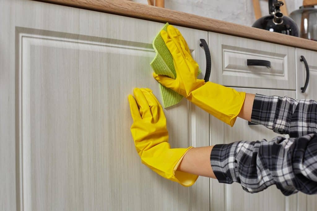 Como tirar gordura velha do armário da cozinha sem estragar