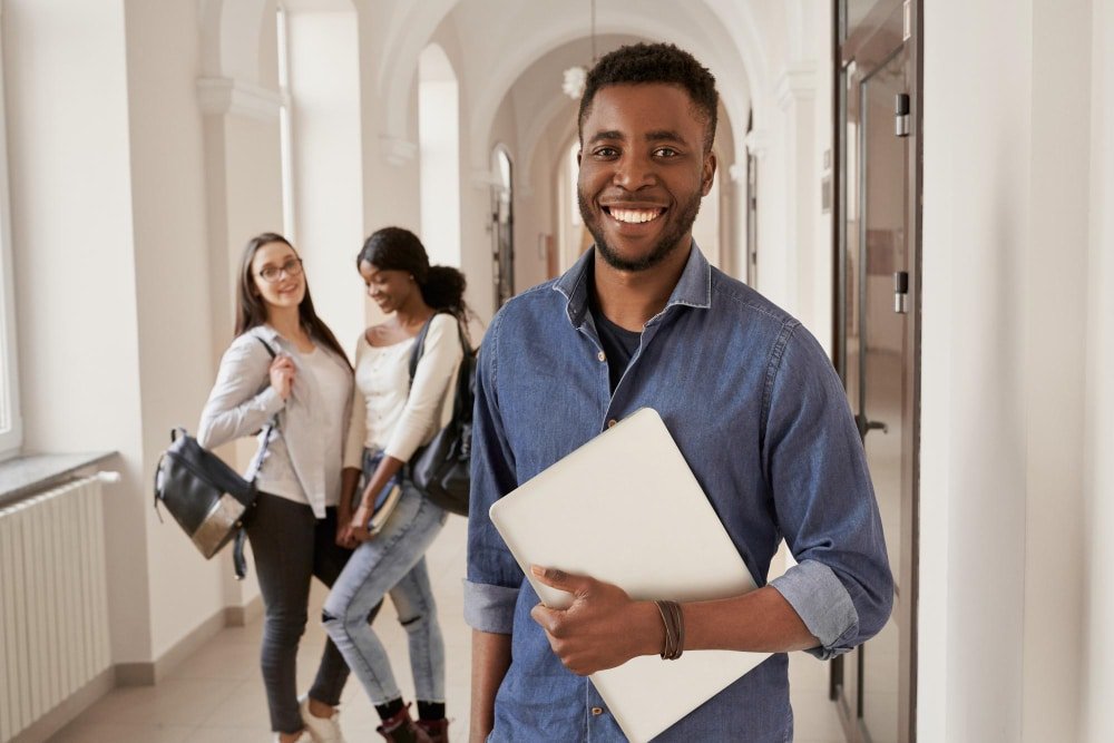 Conquistar um diploma é um objetivo importante, mas a preparação para o mercado de trabalho começa muito antes da conclusão do curso.